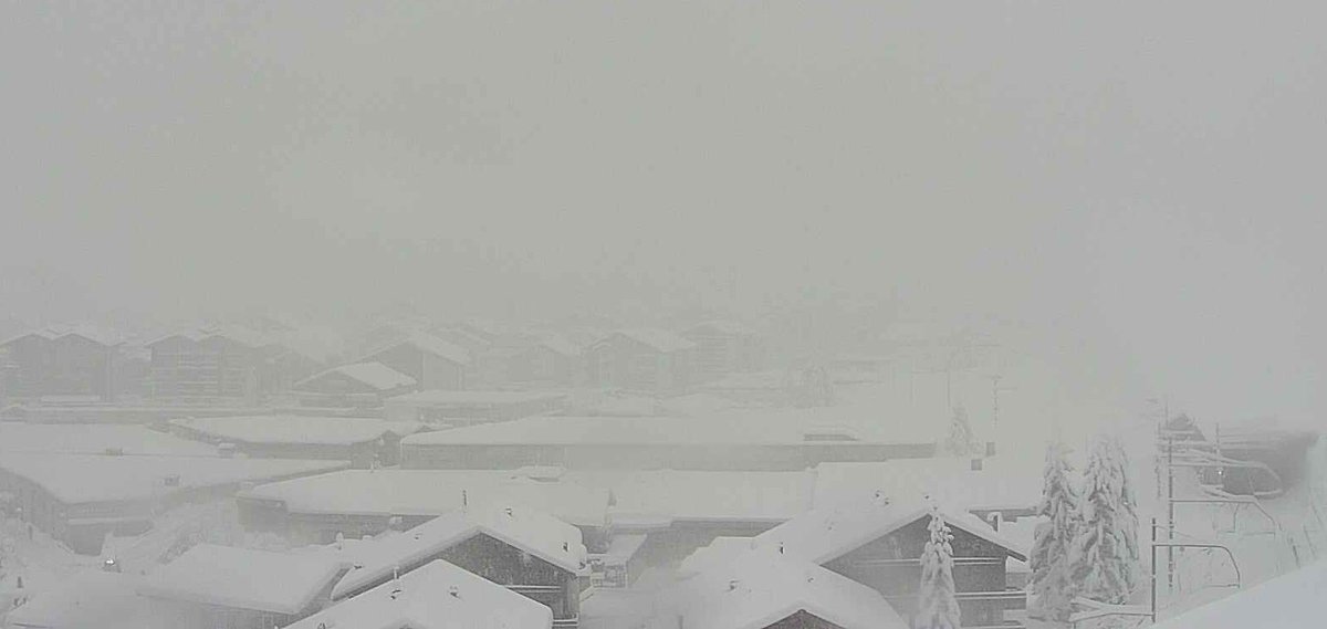 Huge, potentially historic April snowstorm for some parts of the Alps! This is Val d'Isere, Tignes and Zermatt this morning at resort level! weathertoski.co.uk/weather-snow/