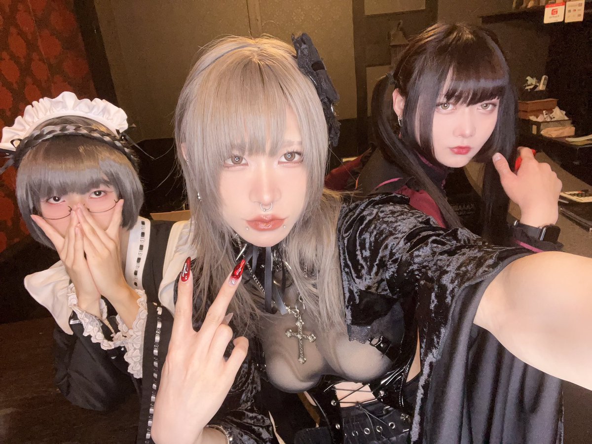 本日もまほうにかけられて
オープンしました♪

さりん、りん、きょうか、ひなの(18:30-)でお待ちしております！

#コンカフェ　#池袋　#女装