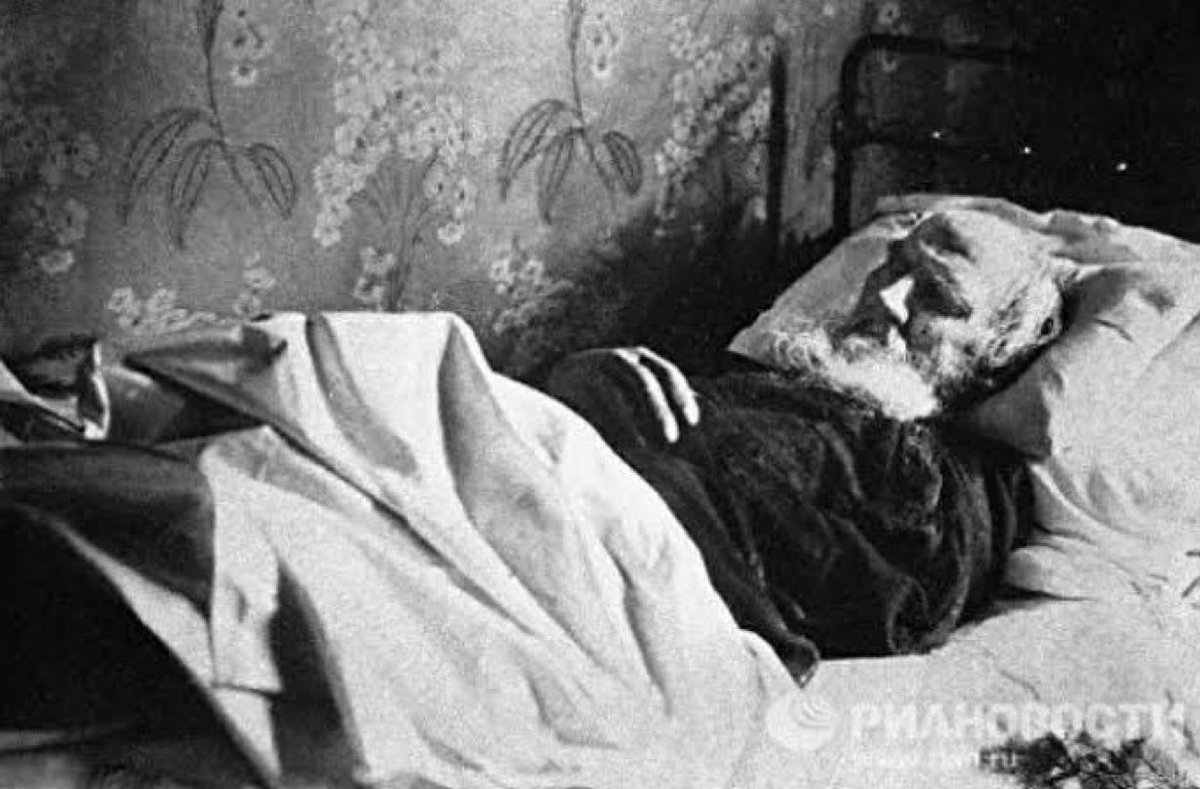 konusan_kiitap's tweet photo. Tolstoy'un ölmeden önceki son konuşması: 

İnsanlar acıyla büyür. Yaşam, bedende değil ruhtadır.Ölüm yalnızca bedenden kurtuluştur. Zihninizde neyin bedensel olmadığını ayıklayın.
Gelecek için endişe etmeyin,çünkü gelecek diye bir şey yoktur.Sadece şimdi vardır.Onun için yaşayın. https://t.co/ej1QnSIfNw