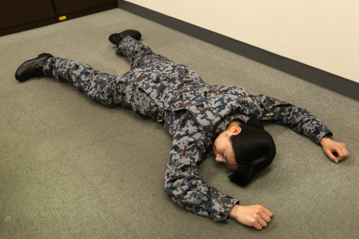 jasdf_hyakuri's tweet image. やってまいりました!#百里基地 名物?「細かすぎて伝わらない #航空自衛隊 モノマネ」第2問!自衛官にはすぐわかるけど皆さんには難しいかも?この姿勢は何をしているところでしょうか?「疲れ果てて床で寝ている」ではないですよ😁
#細かすぎて伝わらないモノマネ