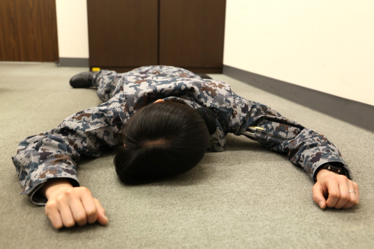 jasdf_hyakuri's tweet image. やってまいりました!#百里基地 名物?「細かすぎて伝わらない #航空自衛隊 モノマネ」第2問!自衛官にはすぐわかるけど皆さんには難しいかも?この姿勢は何をしているところでしょうか?「疲れ果てて床で寝ている」ではないですよ😁
#細かすぎて伝わらないモノマネ