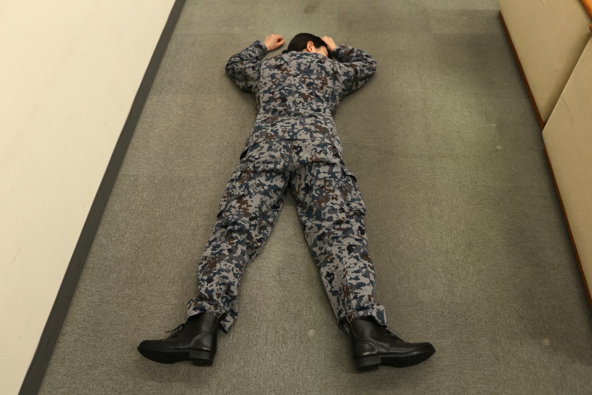 jasdf_hyakuri's tweet image. やってまいりました!#百里基地 名物?「細かすぎて伝わらない #航空自衛隊 モノマネ」第2問!自衛官にはすぐわかるけど皆さんには難しいかも?この姿勢は何をしているところでしょうか?「疲れ果てて床で寝ている」ではないですよ😁
#細かすぎて伝わらないモノマネ