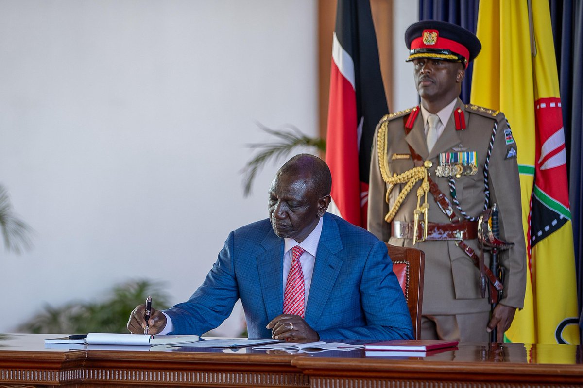 Kagimurtechi Hanna Cheptumo ak Geoffrey Ruku koik Cabinet Secretaries chegachut Cabinet nebo President William Ruto.

Kagimurtechi Cheptumo kondochi ministry nebo Gender ole Ruku ko koek ine Cs ne leel nebo tetutikab boror anan Public Service.