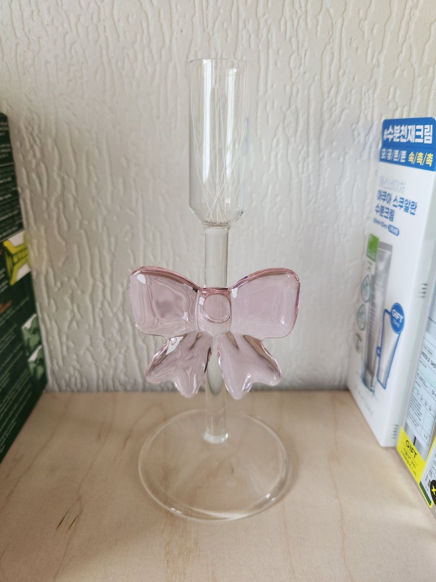 Aujourd'hui je voulais vous partager une récente acquisition qui me rends heureuse : ce jolie support à bougie dans lequel je range les petites moustaches que mes chats perdent par terre et que je collecte de temps en temps en souvenir. ☺️🎀