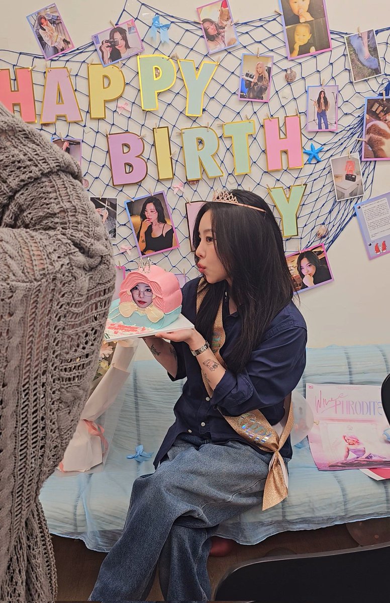 InnieMooVN_WI's tweet image. 👸 BIRTHDAY GIRL JUNG WHEEIN
THANK YOUUUUU
와줘서 고마워 휘인아ㅏㅏㅏ 🥰😭😭
@WheeIn_0fficial
ALWAYS HERE FOR WHEEIN
#WHEEINcredibleDay
#나비다방쥔님_휘인이_생일인가방
#내눈빛_속_휘인이는_아프로디테
#Halo_like_Wheephrodite