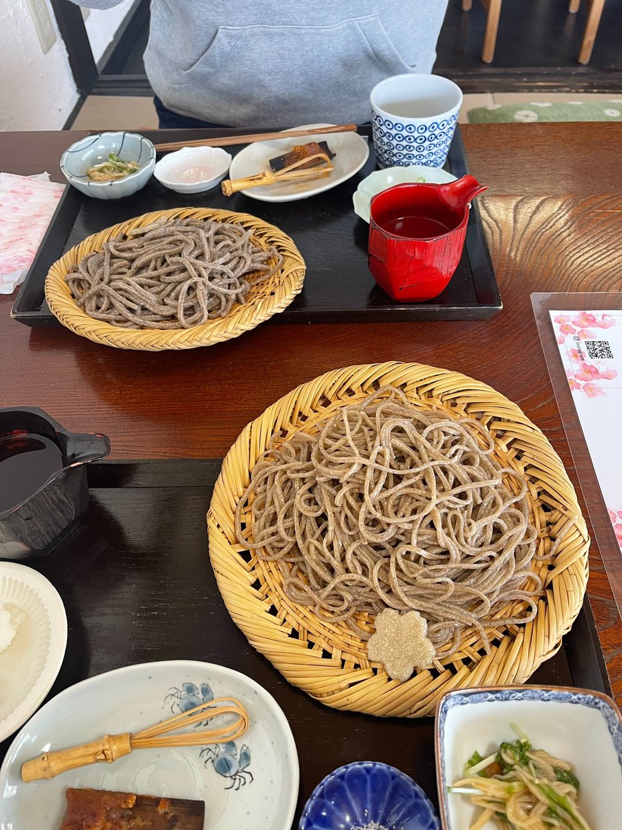 babakoma's tweet photo. 伊那市は信州そば発祥の地だそうです。
十割と二八の食べ比べしてみた。
見た目も全然違うし食べ応えも違った。 https://t.co/WqeVRfDP6m