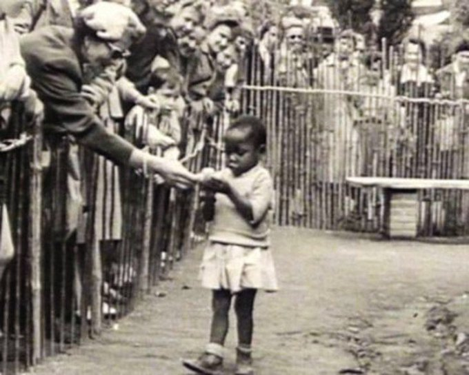 "Kongorama": Σαν σήμερα, 17 Απριλίου 1958, το Βέλγιο ανοίγει την παγκόσμια έκθεση για τα "επιτεύγματα της τεχνολογίας, της κουλτούρας" κ.α. Ανάμεσα στα "επιτεύγματα" υπήρχαν περίπτερα για το Κονγκό (που εξακολουθούσαν να ελέγχουν), στα όποία παρουσίασαν και ανθρώπους ως εκθέματα.