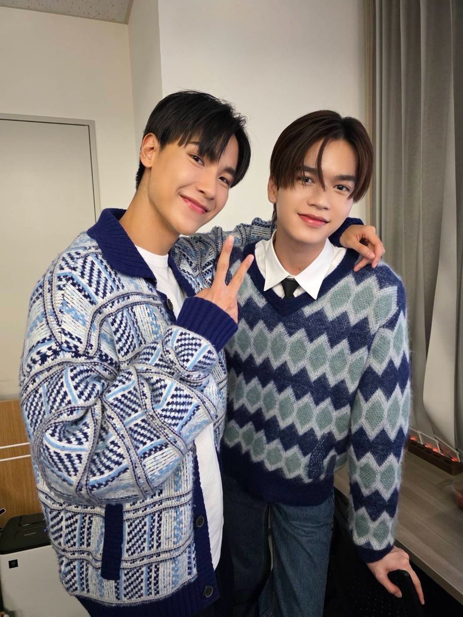 Sharing a cute moment of 'Junior-Mark' from the Fan Sign event at