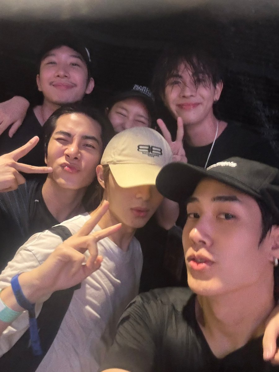 YILOVEY's tweet photo. เทศกาลเติมเพื่อนของน้องมิก 👏🏻👏🏻👏🏻

ได้เพื่อนกลับมาเยอะเลยเจ้าหนู 

#mixxiw #TleFirstone #khaotung #ciize #NuNew #KengNamping #poohkt #filmtnp https://t.co/72Y1iZEY65