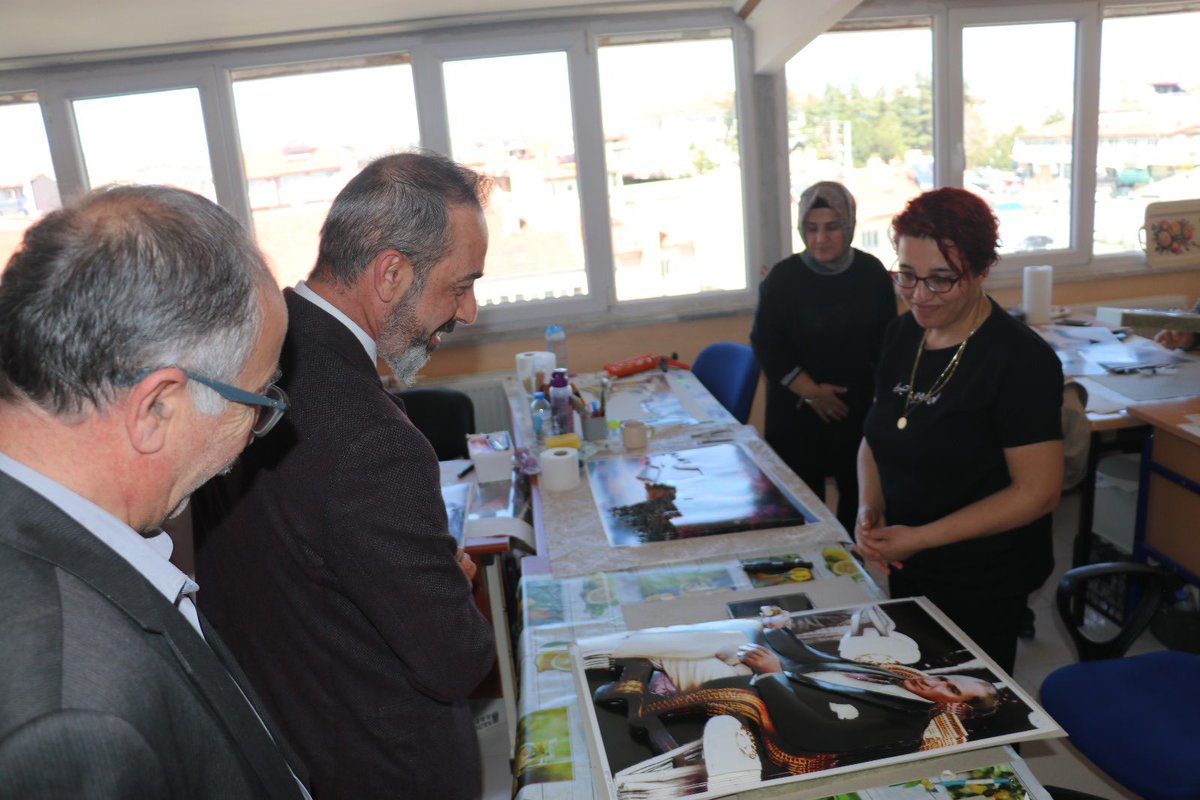 SuhutMEM's tweet photo. İlçe Milli Eğitim Müdürümüz, Halk Eğitim Merkezimizin Kadın Kültür Evi’nde açtığı kursları ziyaret etti.Kadın kursiyerlerimizin özenle ortaya koyduğu el işlerini büyük bir ilgiyle inceledi; onların hikâyelerini dinledi.Üreten, öğrenen ve paylaşan kadınlarımızla gurur duyuyoruz💐 https://t.co/41KxMlnoTR