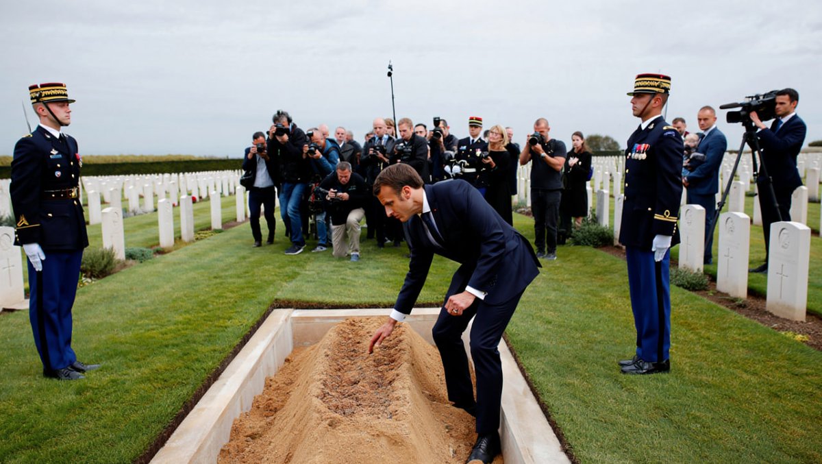 #Macron <a href="/EmmanuelMacron/">Emmanuel Macron</a> <a href="/LEmmanuelMacron/">Emmanuel Le Macron</a> <a href="/MacronHQ/">Macron HQ</a>