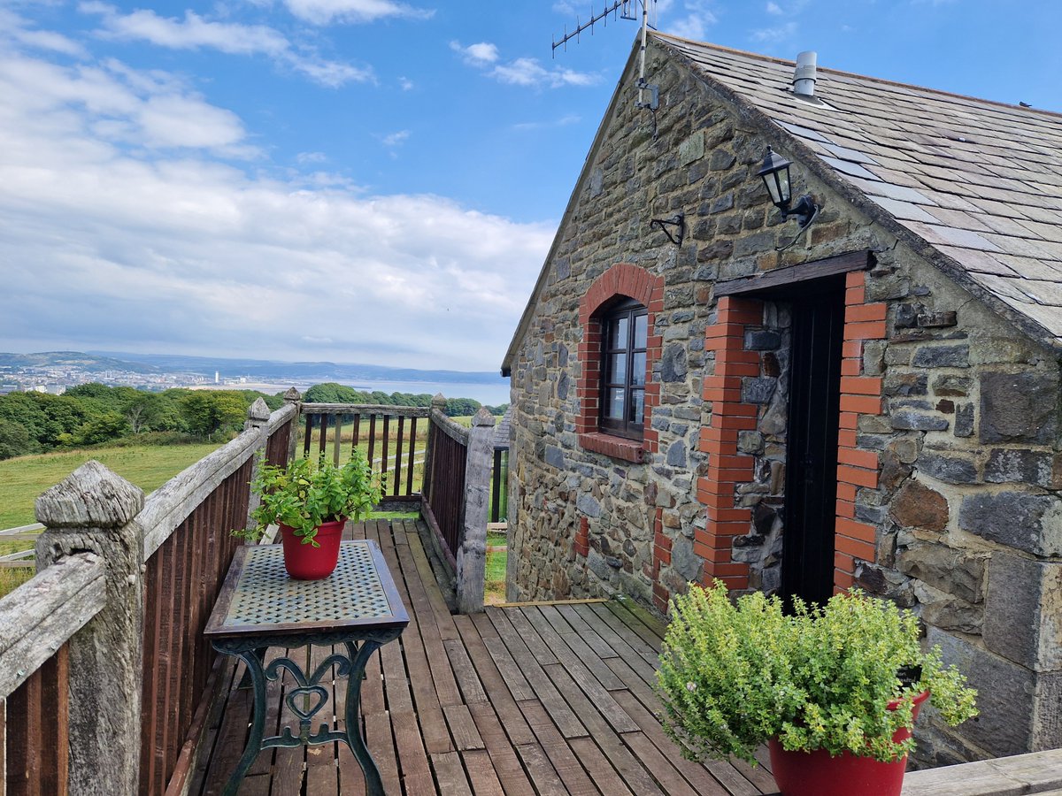 "We had the best stay and loved meeting and riding the horses. The accommodation was clean and comfy. Bathrooms spotless. We loved the welcome pack. Leaving relaxed and refreshed. Thank you."

Ogden - Hayloft - Febraury 2025

#Review #HappyGuests #FeeltheHwyl #Hwyl #VisitWales