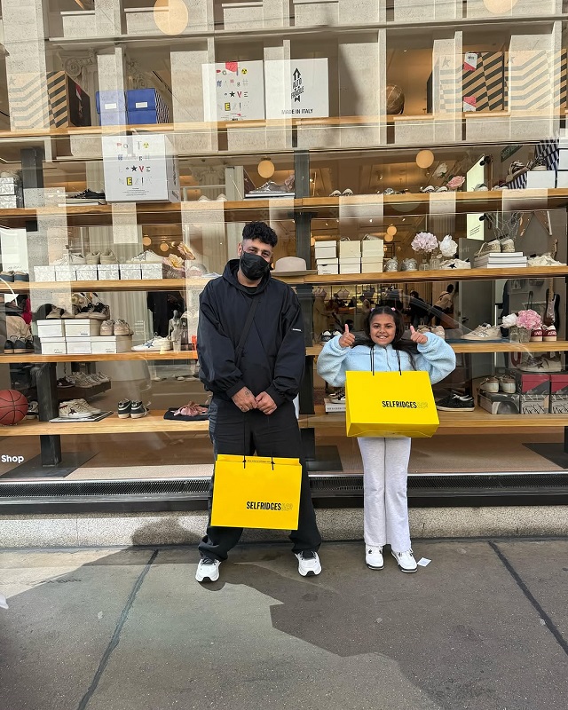 Onlinetadka's tweet image. बेटी जेसीम संग शाॅपिंग पर निकले रैपर बादशाह, प्यारी तस्वीरें शेयर कर लिखा-"छोटे मियां सुभान अल्लाह"
#Badshah #ShoppingTime #Jessemy #BollywoodNews