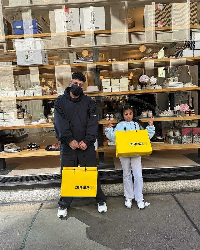 Onlinetadka's tweet image. बेटी जेसीम संग शाॅपिंग पर निकले रैपर बादशाह, प्यारी तस्वीरें शेयर कर लिखा-"छोटे मियां सुभान अल्लाह"
#Badshah #ShoppingTime #Jessemy #BollywoodNews