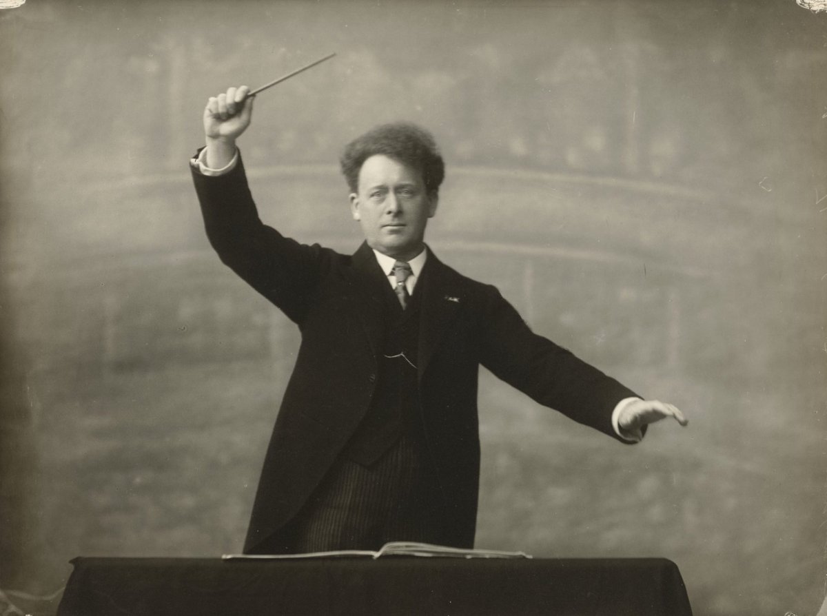 Sinds 1899 wordt Bachs beroemde Matthäus Passion jaarlijks in het Concertgebouw uitgevoerd door het Amsterdamse Toonkunstkoor. Die traditie begon bij de beroemde – en beruchte – dirigent Willem Mengelberg: bit.ly/4jzThZR 🎼