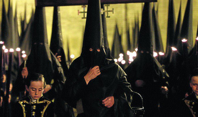 PenitenteSev's tweet photo. Después, pasamos lista. “Silencio, que lo que ves caminando, no es un nazareno al uso, es un maestro enseñando”.  Hasta mañana. #GloriaNazarenorum https://t.co/2PPKCpA41u