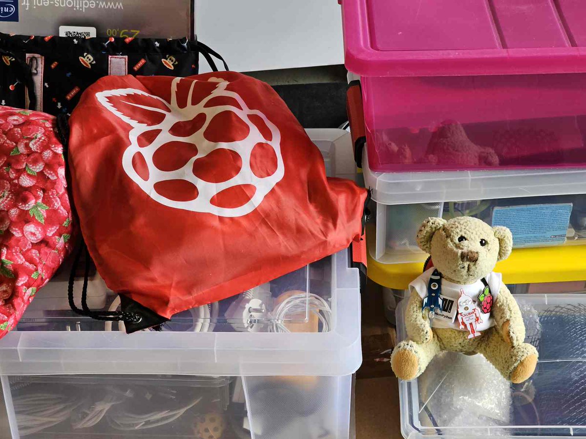 framboise314's tweet photo. Préparation du salon Pâques : #AZAYTECH3D Retrouvez le jeu de courses de #LED et le jeu des #Shadoks ! Vous pourrez aussi voir une démo d' #IA avec un @Raspberry_Pi et le module #AI de #Hailo qui nous a été fourni par @Kubii_RPi
Viendez nous voir ! https://t.co/ObT56PFlFM