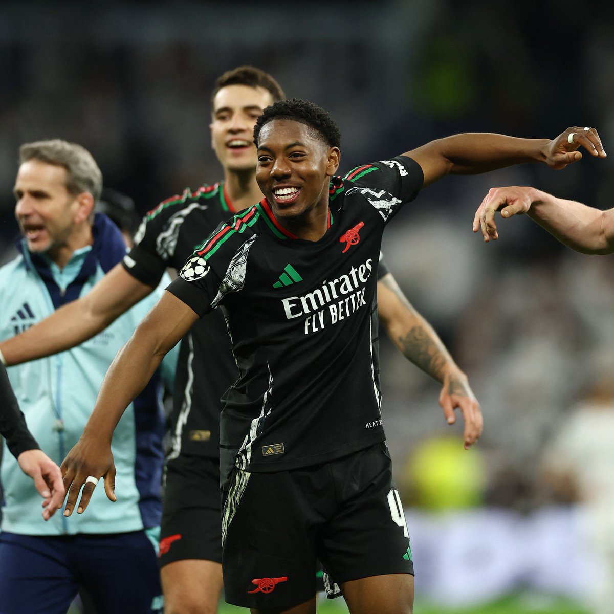 NOT_MOTD's tweet photo. 🗣️ "Bellingham, why didn't he shake hands with you?"

🗣️ Myles Lewis-Skelly: "I asked him where 'Remontada' was." https://t.co/O7ump5sEYF