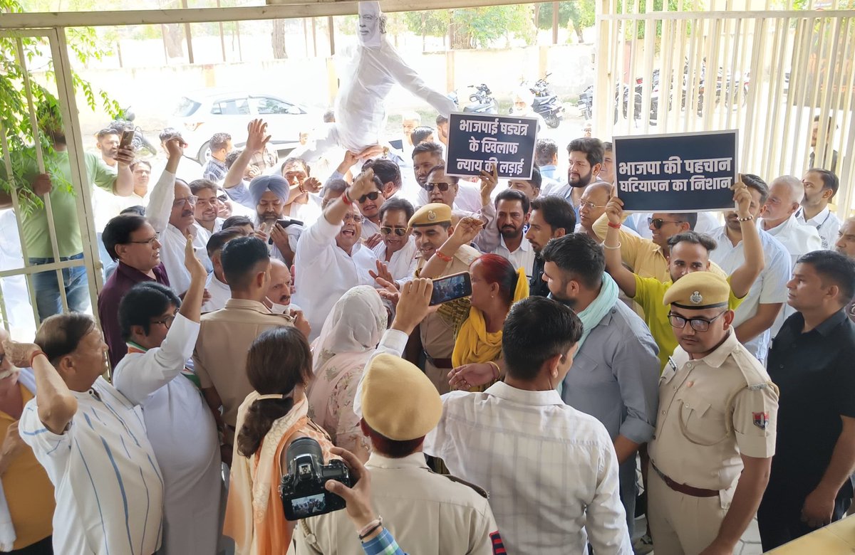 आज <a href="/INCRajasthan/">Rajasthan PCC</a> के अध्यक्ष <a href="/GovindDotasra/">Govind Singh Dotasra</a> जी के निर्देशानुसार यूपीए चेयरपरसन <a href="/SoniaGandhi_FC/">Sonia Gandhi💎</a> जी व नेता प्रतिपक्ष <a href="/RahulGandhi/">Rahul Gandhi</a> जी के विरुद्ध ED द्वारा चार्ज शीट पेश करने के विरोध में कांग्रेस कार्यकर्ताओं द्वारा आयकर विभाग के समक्ष रोष प्रदर्शन कर प्रधानमंत्री का पुतला फूंका गया।