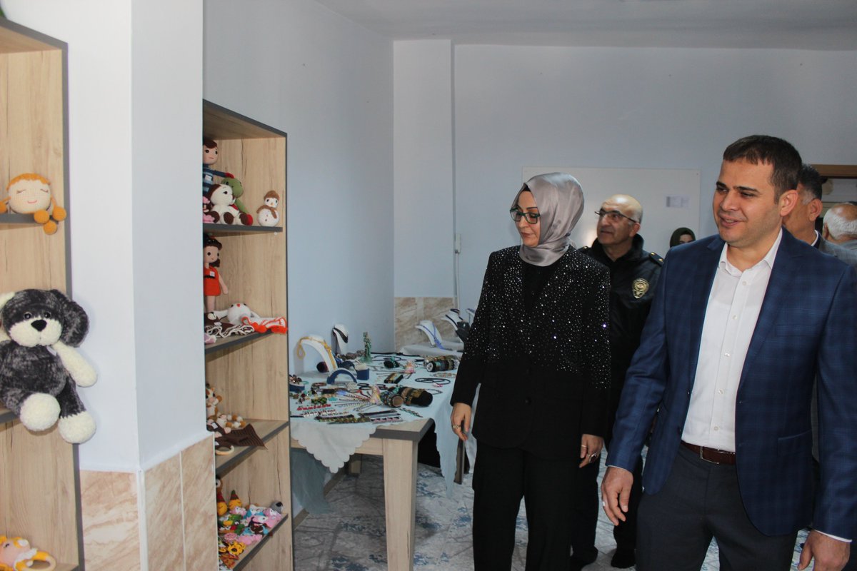 Sosyal Yardımlaşma ve Dayanışma Vakfı Aile Destek ve Eğitim Merkezinin 6. Etap Sergi Açılışı Kaymakamımız Sayın Mehmet Kemal AKPINAR tarafından yapıldı.
Eski Belediye binasının 3. katında yapılan açılışa, kurum amirleri, siyasi parti ve STK temsilcileri ve vatandaşlar katıldı.