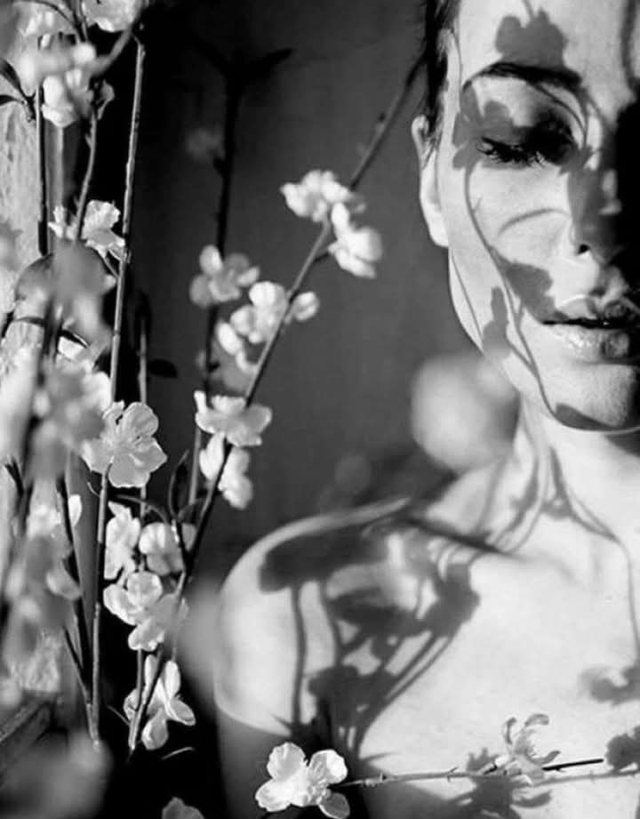 Mi viene spesso detto che sono poco comunicativa e che, a volte, il mio carattere può risultare difficile. 
In realtà, preferisco la concretezza, alle parole vuote, credo più nella coerenza che nell’apparenza.