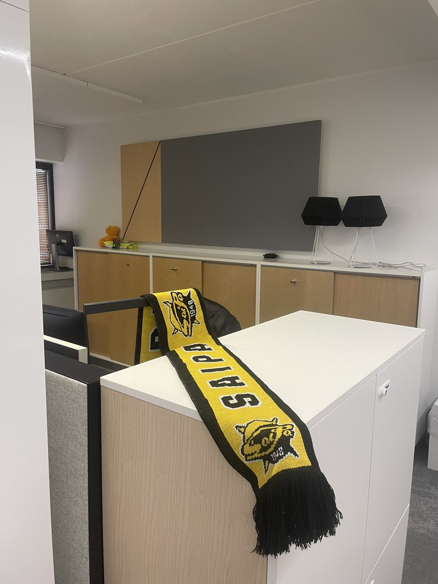 ReettaLI's tweet photo. Pääsiäiskoristelun paluu 2025 💛🖤 @Liiga_SaiPa https://t.co/UaTeWq55Yx
