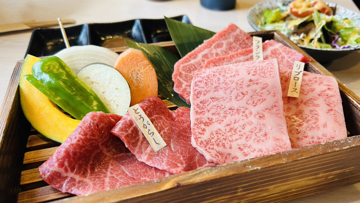 saio3103's tweet photo. 自分自身が成長していないと、他人が成長していると気づけない。いつまでも過去に留まり続ける人が見ている世界に染まらぬように自戒を込めて、改めて牛骨ラーメンと夜桜と鳥取和牛味わう日々です https://t.co/PEhCuebSWQ