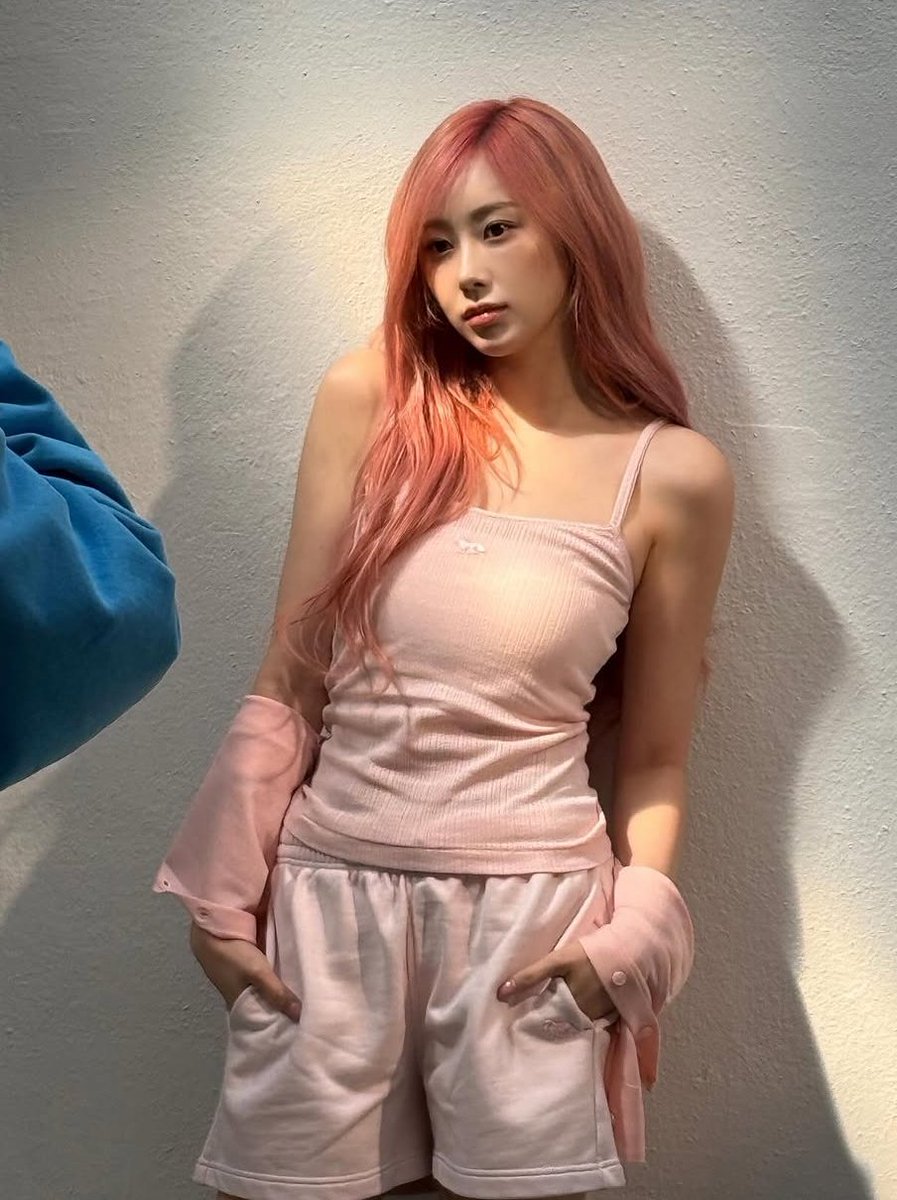 urmoon_aeri's tweet image. hottie                                     cutie