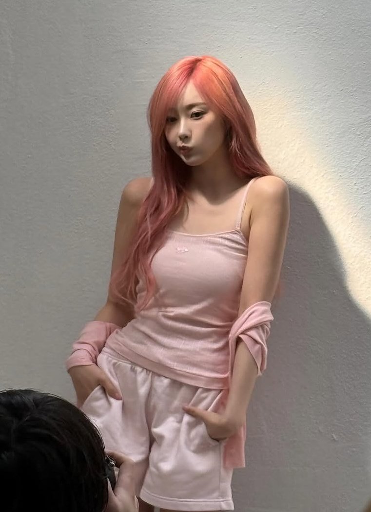 urmoon_aeri's tweet image. hottie                                     cutie