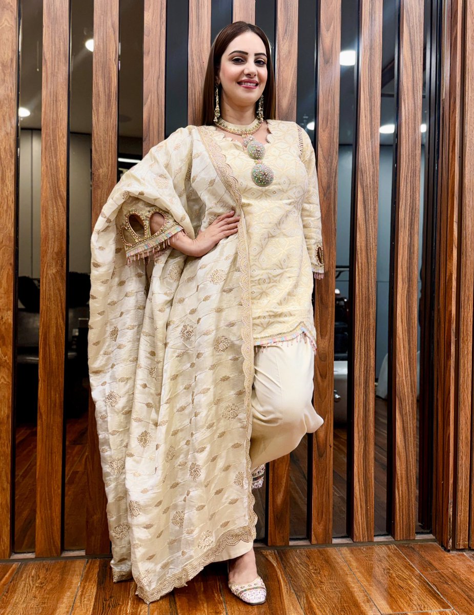 AnchorPiya's tweet photo. Grace in every fold, elegance in every glance #DesiLook @designer_studio_gajgamini #RoyalVibes #SimplicityAtItsBest #TraditionalTwist #IndianBeauty #ChikankariCharm #StyleWithGrace #anchorpiyasharma🎤 #EthnicElegance #GlamWithGra https://t.co/2LEa9dmNw3