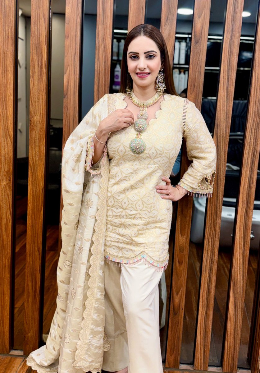 AnchorPiya's tweet photo. Grace in every fold, elegance in every glance #DesiLook @designer_studio_gajgamini #RoyalVibes #SimplicityAtItsBest #TraditionalTwist #IndianBeauty #ChikankariCharm #StyleWithGrace #anchorpiyasharma🎤 #EthnicElegance #GlamWithGra https://t.co/2LEa9dmNw3