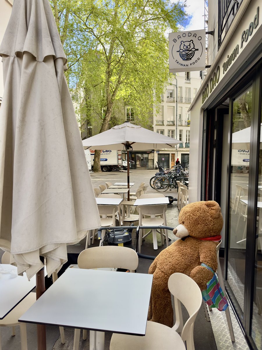 Ce matin à Nantes j’ai croisé Nounours qui attendait son café en terrasse.
Voilà voilà #nantes