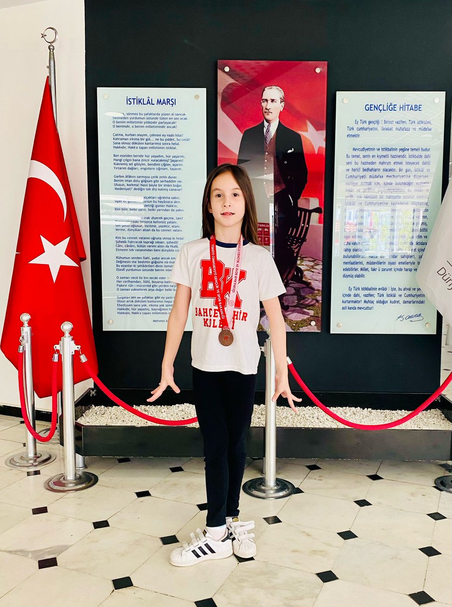 🤸🏼‍♀️ Ritmik jimnastik 🤸🏼‍♀️ 🥉
2024-2025 Eğitim-Öğretim Yılı Okul sporları minik kız (A)  kategorisinde yarışan 3/B sınıfı öğrencimiz İpek Alya AKKOYUN il 3.sü olmuştur. 
Öğrencimizi kutlar başarılarının devamını dileriz. 👏🏻🎖️