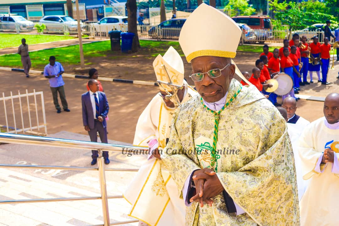 ugcatholics's tweet photo. The Chrism Mass is happening now at Lubaga Cathedral in Kampala, Uganda. This significant liturgical celebration involves the blessing and consecration of holy oils used in various sacraments throughout the year. The holy oils include 
Chrism Oil: Used for sacraments like baptism, confirmation, and ordination
Oil of Catechumens: Used for baptisms and blessings
Oil of the Sick: Used for anointing the sick and the dying