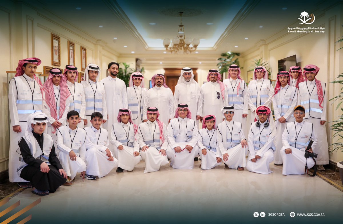 SgsOrgSa's tweet photo. سعادة الرئيس التنفيذي لـ
#هيئة_المساحة_الجيولوجية_السعودية 
م. عبدالله الشمراني، يلتقي عدداً من الطلاب المتميزين من الإدارة العامة لتعليم عسير @MOE_ARP خلال زيارتهم لمقر الهيئة الرئيسي بجده ضمن مبادرة وزارة التعليم @moe_gov_sa الهادفة الى تنمية قدرات الطلاب وبناء شخصياتهم وصقل مواهبهم الى جانب تعزيز قيم الانتماء الوطني والجانب المعرفي والثقافي في مجالات اعمال الهيئة، يأتي ذلك في اطار التعاون المشترك بين الهيئة والوزارة وتعزيزاً لدور الهيئة تجاه المسؤولية المجتمعية.