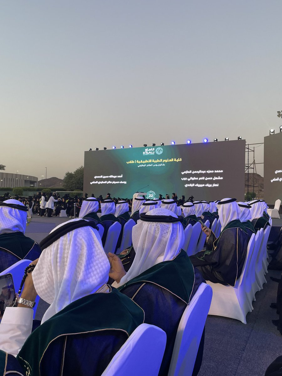 M__7mdM's tweet image. تتعالى الأصوات وتمتزج العبارات، وتتحرك الأنامل لتخطّ كلمات لتبقى في القلب ذكريات، ولا أملك سوى بضع كلمات لترسم لكم التهاني والتبريكات، فأقول ألف مبروك لكل خريج وأسأل الله أن يكون هذا التخرج بداية رحلة مليئة بالنجاح والتفوق 🥳🎉 16/4/2025 graduations day 
#خريجو_كاساو_2025