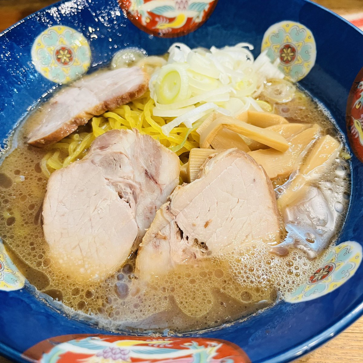 今日の【六本木・天鳳】
最近やっと味が安定してきたので久々に醤油・麺固めの大盛
今日のチャーシューは厚切りでたまにあるシットリ系で旨旨！但し昔に比べるとちょっとカエシが強くて脂薄め。なかなかオヤジのあの味にはならないな〜
