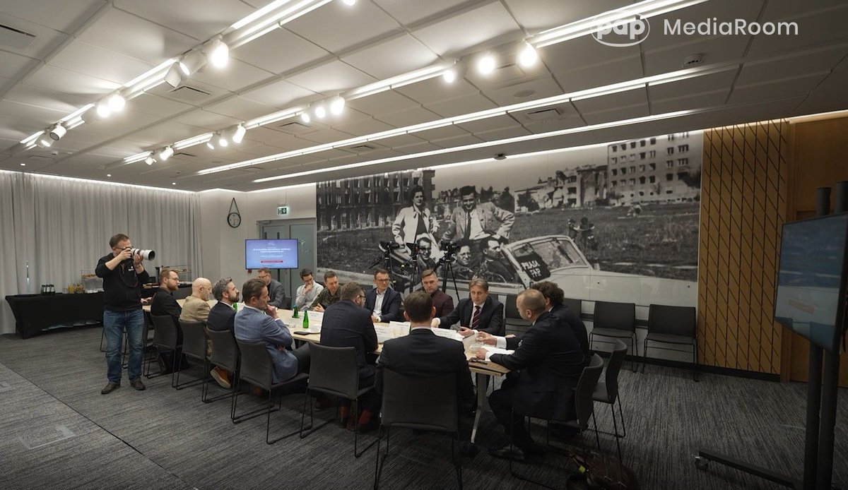 Instytut Łączności (@il_pib) on Twitter photo Pełnomocnik dyrektora Instytutu Łączności ds. Komercjalizacji i Współpracy Międzynarodowej Krzysztof Szubert <a href="/KrzysiekSzubert/">Krzysztof Szubert 🇵🇱🇺🇳</a> wziął udział w debacie ekspertów „AI w służbie obywatela, państwa i bezpieczeństwa RP”. Spotkanie zorganizowane przez Krajową Izbę Gospodarki Cyfrowej Pełnomocnik dyrektora Instytutu Łączności ds. Komercjalizacji i Współpracy Międzynarodowej Krzysztof Szubert <a href="/KrzysiekSzubert/">Krzysztof Szubert 🇵🇱🇺🇳</a> wziął udział w debacie ekspertów „AI w służbie obywatela, państwa i bezpieczeństwa RP”. Spotkanie zorganizowane przez Krajową Izbę Gospodarki Cyfrowej