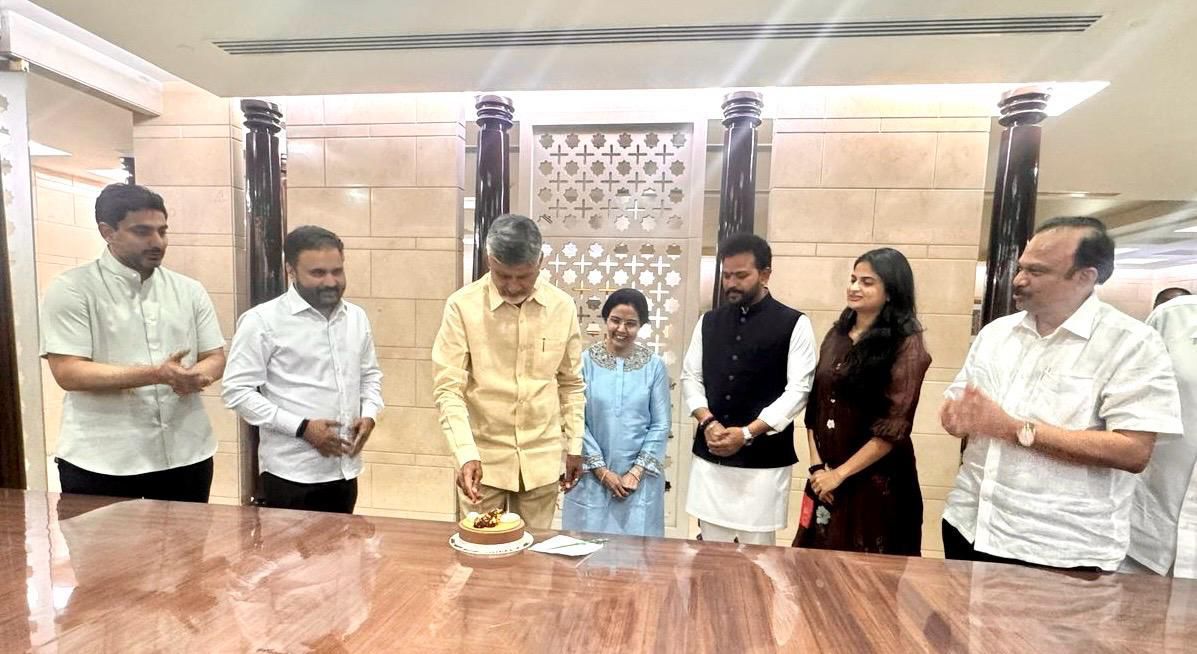 CBN_ARMY's tweet image. 20 వ తేదీ ముఖ్యమంత్రి గారి 75 వ జన్మదినోత్సవం సందర్భంగా విదేశీ పర్యటనలో భాగంగా ఢిల్లీ వచ్చిన @ncbn గారితో కేక్ కట్ చేయించిన కేంద్ర మంత్రి మరియు పార్లమెంట్ సభ్యులు.
#HBDChandraBabu
#AndhraPradeshCM
#CBNARMY