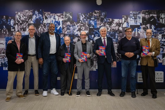 Gran representació de la nostra Associació a l'acte de presentació del llibre del Sr. Francesc Fernández "Història del Barça de Bàsquet"
veteransbasquetfcb.com/presentacio-hi…