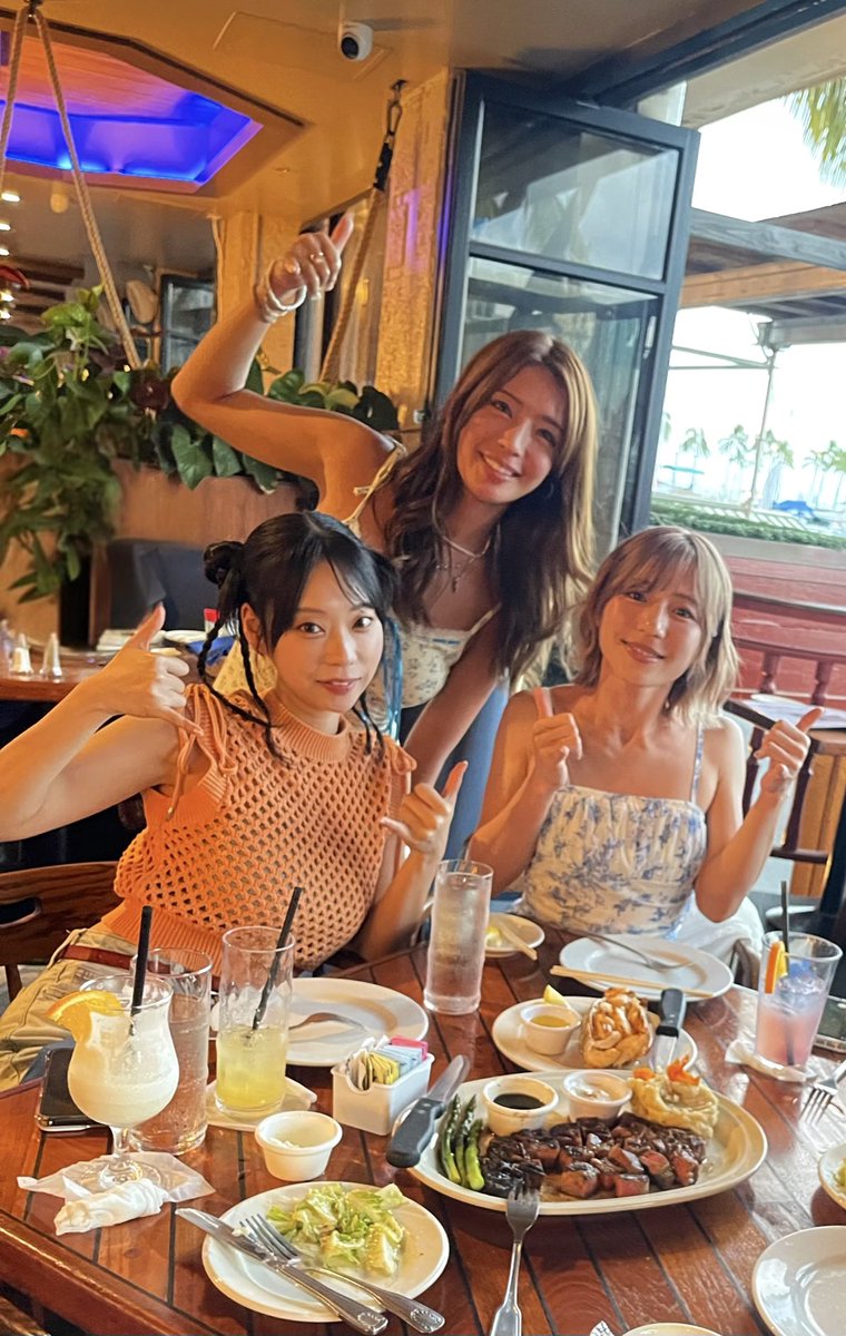 taffy_takahashi's tweet photo. ハワイでの『sherbet』MV撮影も無事に終了!今回は天気にも恵まれて良いカットが撮れたと思います‼️出来上がりをお楽しみに♪
メンバーのリクエストでChart House Waikikiでステーキを堪能😋
5年ぶりに来ましたが、相変わらず良い店です!
#hawaii #hawaiisteak #charthouse https://t.co/Ge3j1VPcBE