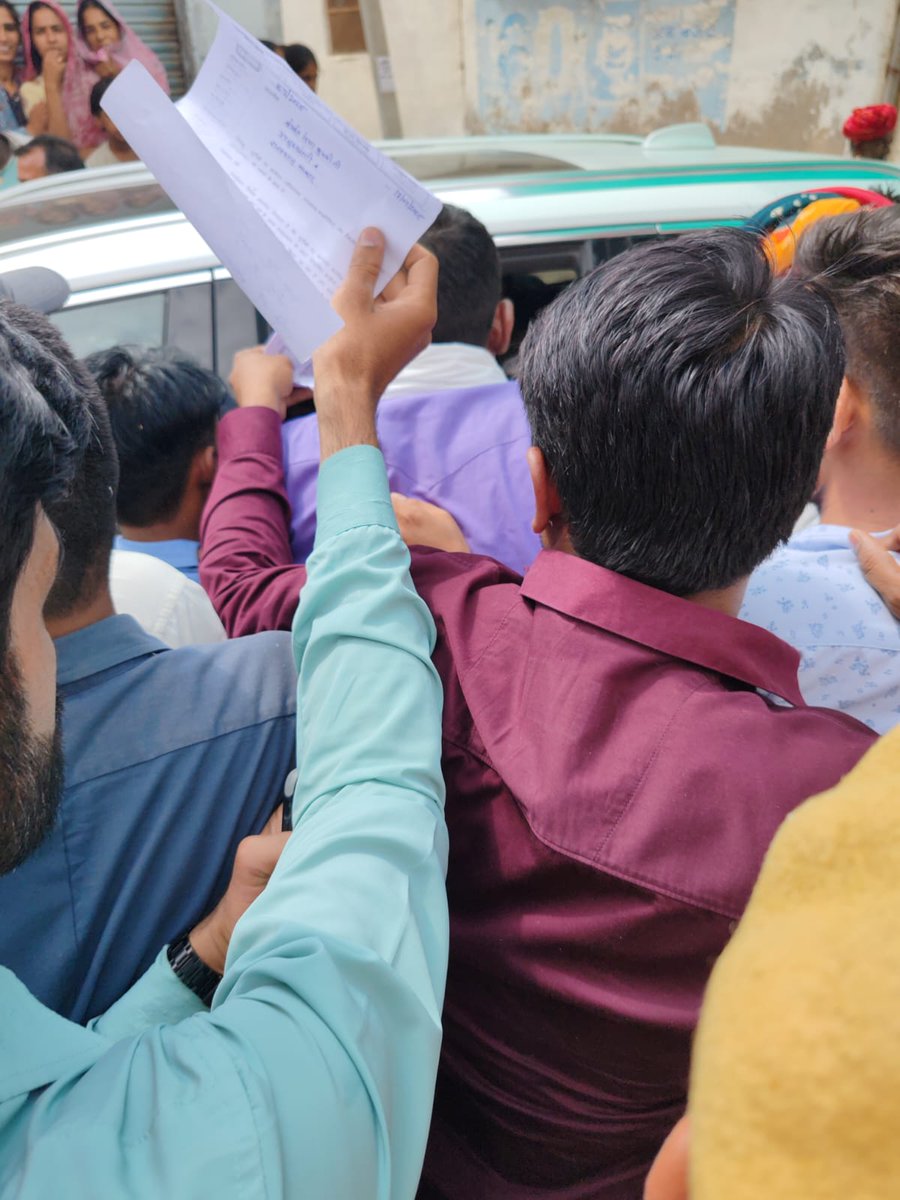 आज अजमेर जिले के नागेलाव गाँव मे पधारी माननीया दिया कुमारी, उप मुख्यमंत्री, राजस्थान सरकार को कंप्यूटर अनुदेशक (शिक्षक) संघ ने, कंप्यूटर अनुदेशको की विसंगतियो के  लिए ज्ञापन दिया .. 
#4200_BCI
#4800_SCI