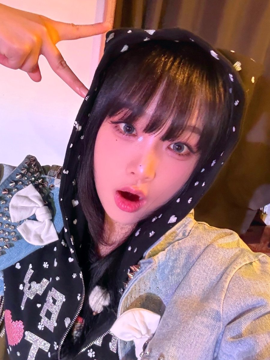 YENA_OFFICIAL's tweet image. [📸YENA PIC]

25.04.17 #문명특급

낭만걸 정열걸 순정걸 밴드걸 대표님 매니절 cross✨
실수도 낭만이다💛 한바탕 웃음으로 날려버리자💛

벅차오르는 감동으로 낭정순 공연 완료 (՞ . .՞)𓈒𓂂𓏸♡
낭정순 프로젝트는 끝이지만 우리의 여정은 영원하다구〰💘

#최예나 #예나 #YENA
#MMTG