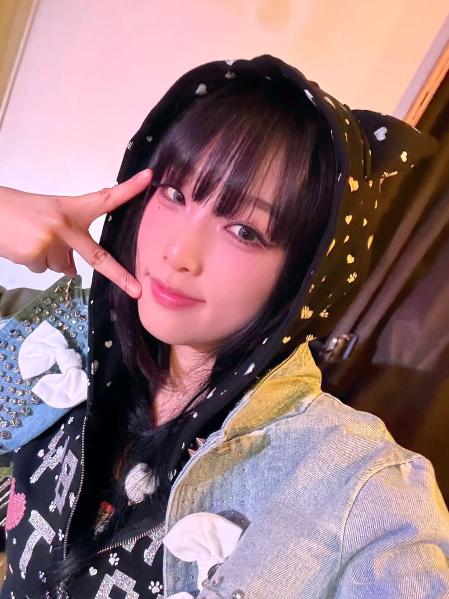 YENA_OFFICIAL's tweet image. [📸YENA PIC]

25.04.17 #문명특급

낭만걸 정열걸 순정걸 밴드걸 대표님 매니절 cross✨
실수도 낭만이다💛 한바탕 웃음으로 날려버리자💛

벅차오르는 감동으로 낭정순 공연 완료 (՞ . .՞)𓈒𓂂𓏸♡
낭정순 프로젝트는 끝이지만 우리의 여정은 영원하다구〰💘

#최예나 #예나 #YENA
#MMTG