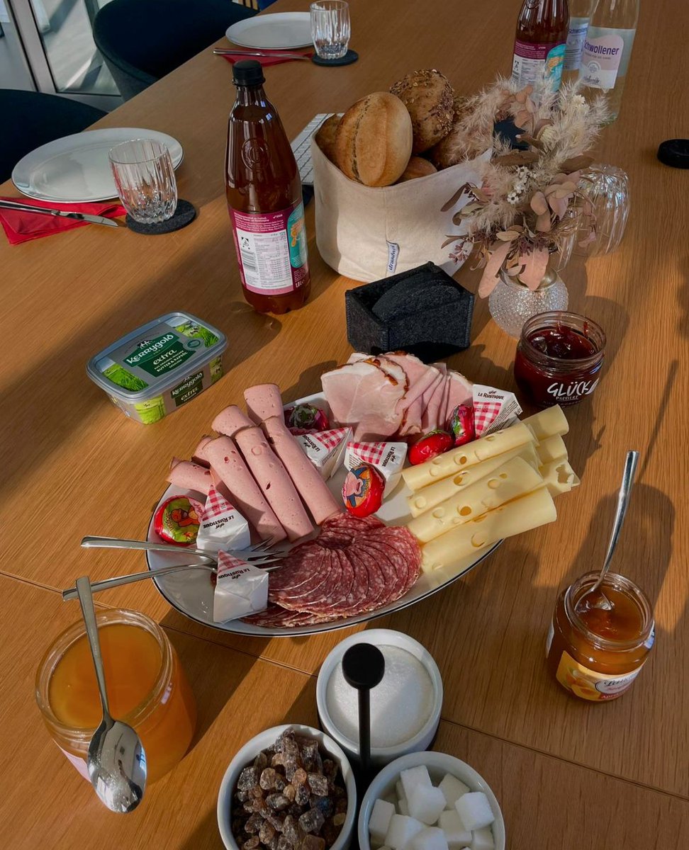 Team Frühstück: Teamwork schmeckt besser, wenn man es bei einem guten Frühstück genießt 🥐☕️