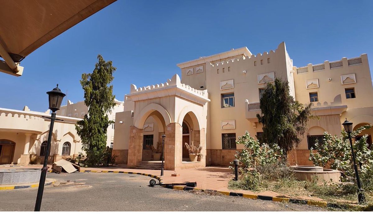 سفير دولة قطر لدى السودان يتفقد مقر السفارة تمهيدا لاستئناف عملها من الخرطوم

#الخارجية_القطرية