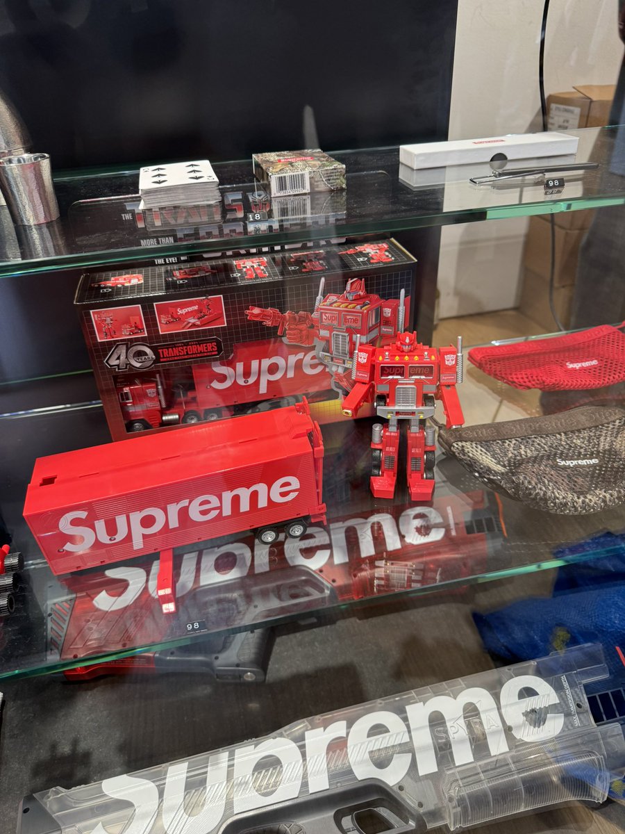 Supreme Drops tweet media