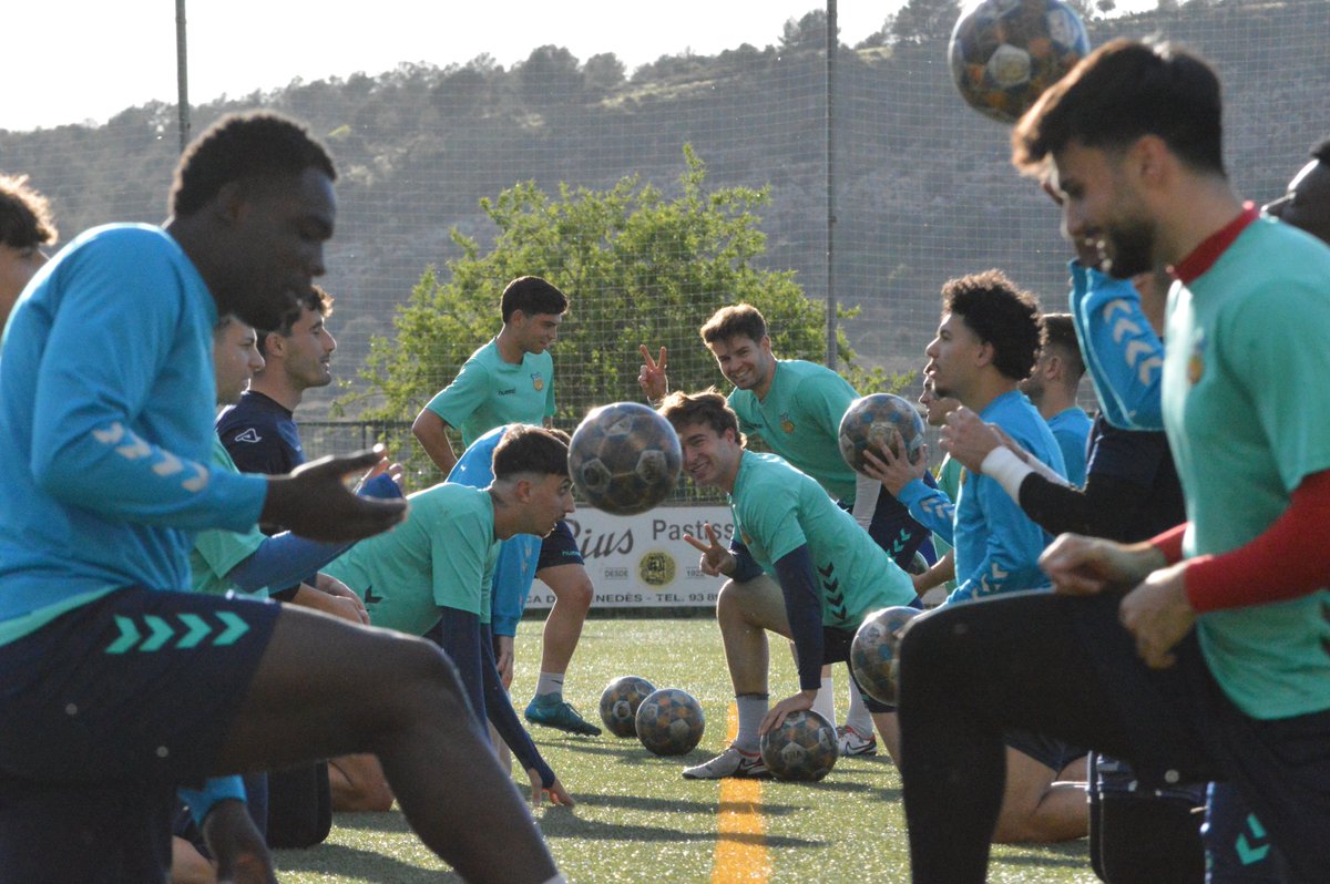 Gaudint i recuperant sensacions sobre el verd, perparant una recta final en què ho donarem tot per a assolir l'objectiu. 

Som-hi, Vila!🔴🟡

#PujaAlCarro
#LligaElit #futbolcat