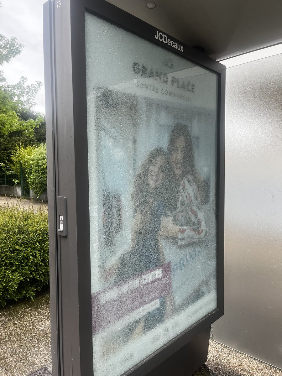Trans__passion's tweet photo. Ré-bonjour @transportsmreso
Cette fois si c’est la vitre du panneau PUB de l’arrêt Antoine Polotti en direction de la Rampe - Centre-ville qui est cassé https://t.co/33Ds2Up05K