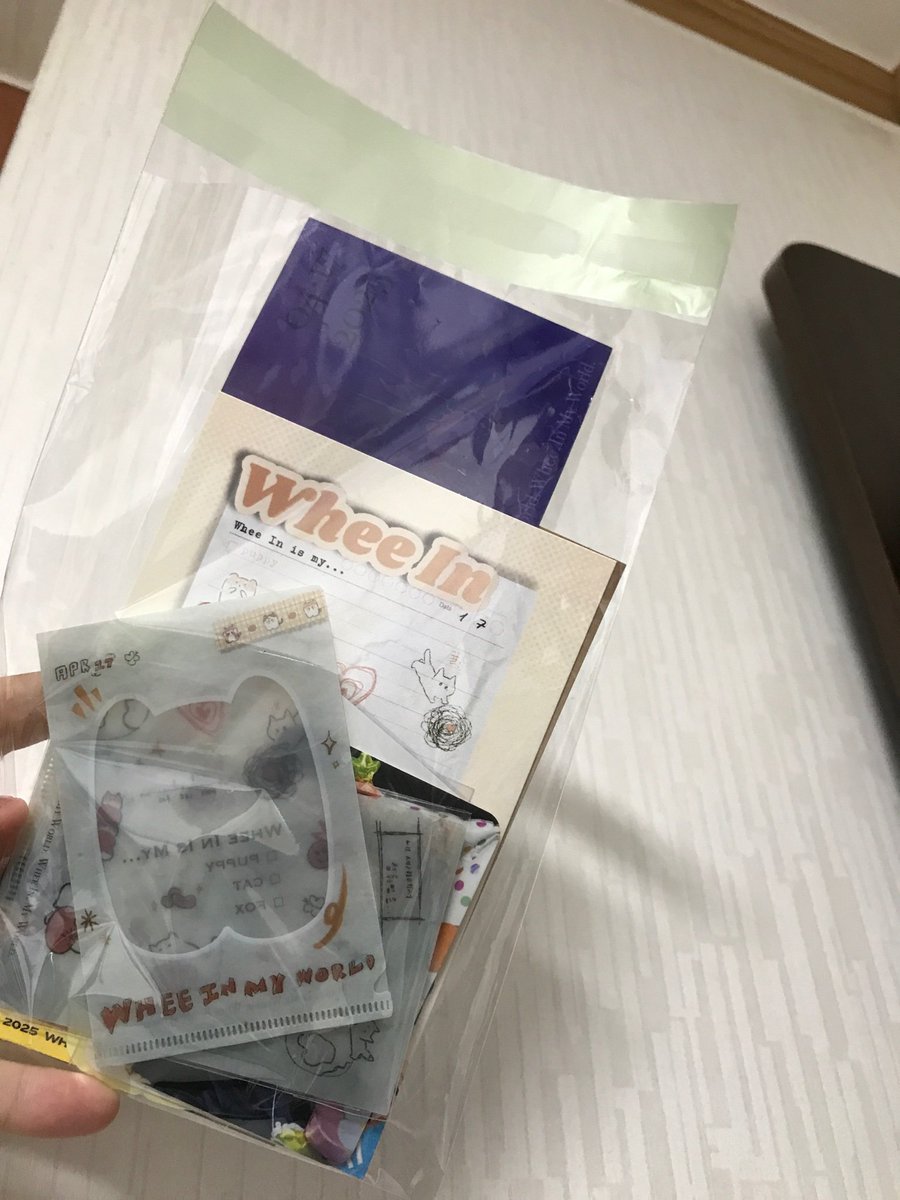 #Whee_in_MyWorld

분위기에 빠져 있느라 내부 사진은 못 찍었지만 제 생애 첫 생카,,, 만족 그 자체 🤍
온 공간이 휘인이로 가득차서 그런가 더 예뻤어요 〰️
그리구 생일 축하해 휘인아 !! 💗🤍